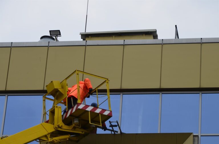 Najem dvižne košare za čistilne servise