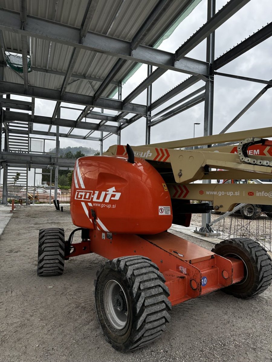 dvižna košara kobra JLG 510AJ za montažo konstrukcije