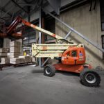 JLG 510AJ dvižna košara za delo na višini v industrijski hali