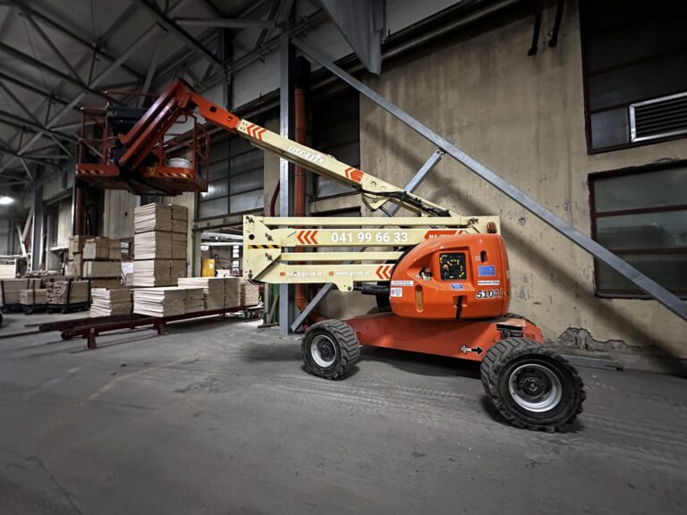 JLG 510AJ dvižna košara za delo na višini v industrijski hali