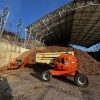 dvižna košara z lomljivo roko JLG 510AJ pri montaži konstrukcije