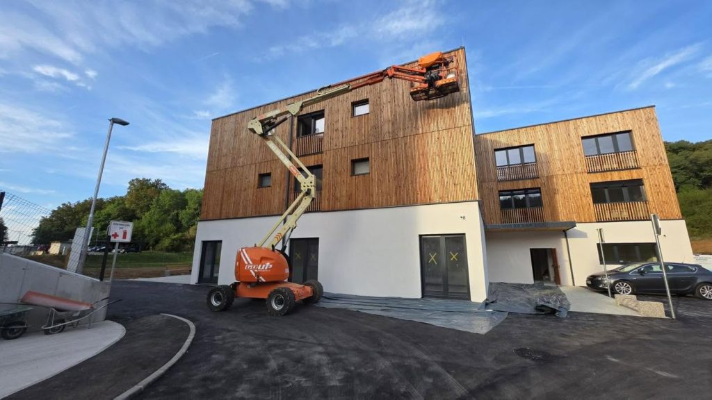 dvižna košara z lomljivo roko JLG
